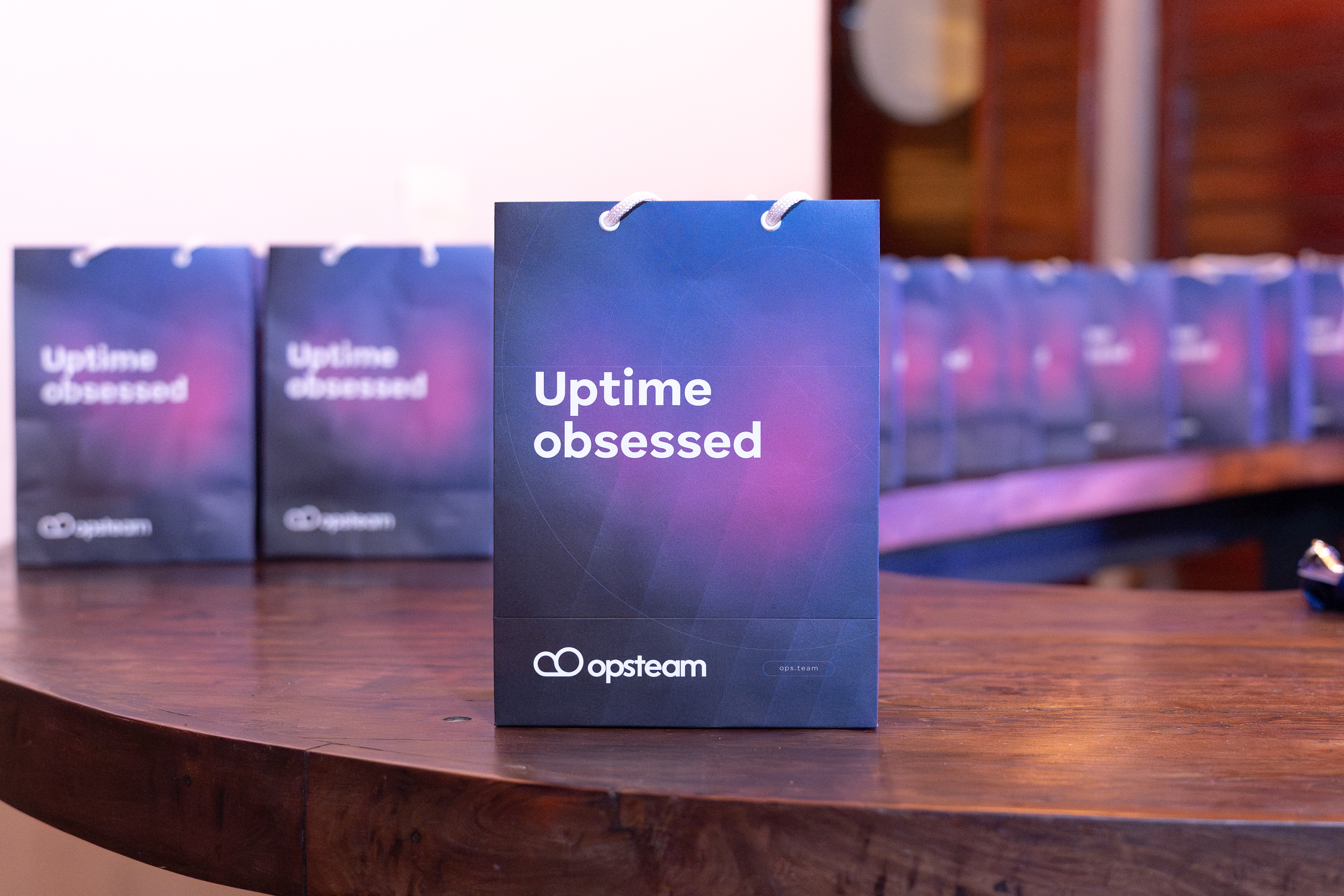Sacolas Opsteam com a mensagem Uptime Obsessed